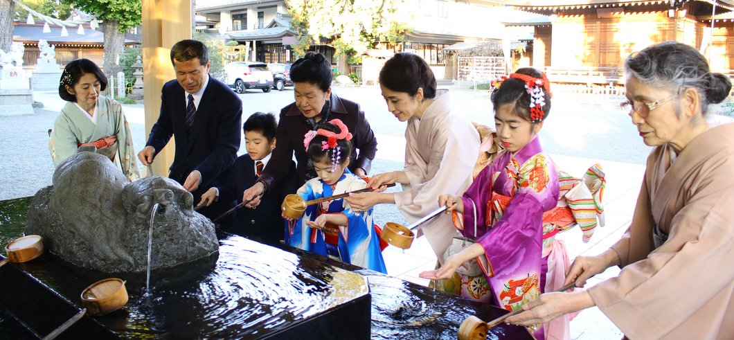 清き水を湛える手水舎で