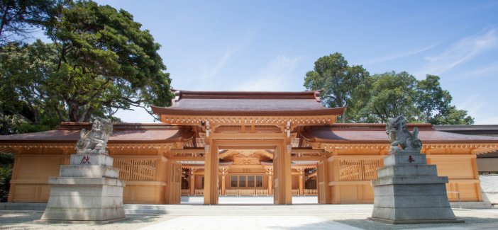 境内をめぐり、静けさに触れる