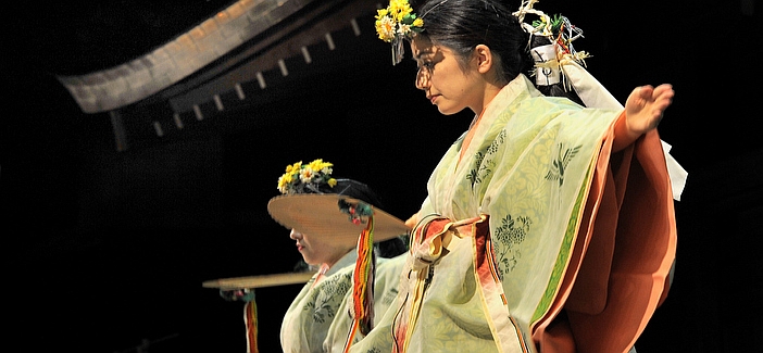 ひたすらに安寧を祈り、舞を捧げる